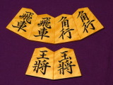 丸八碁盤店/國蔵作巻菱湖御蔵島黄楊虎斑彫将棋駒/未使用品桐製平箱付(KS1256)